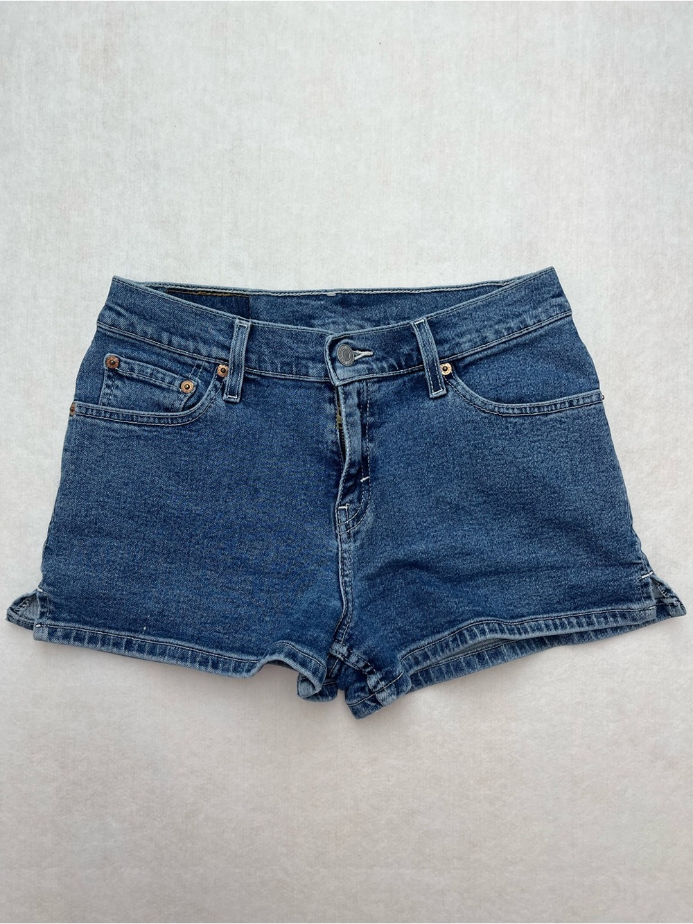 Levi Strauss Womens Vintage Medium Wash Stretch Denim Shorts w/Side Vents Size 5